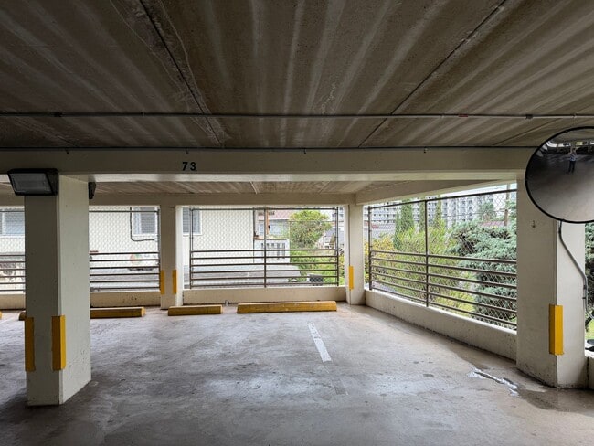 Building Photo - Kapalama: 1 Bed, 1 Bath Apartment with Den and 1 Parking