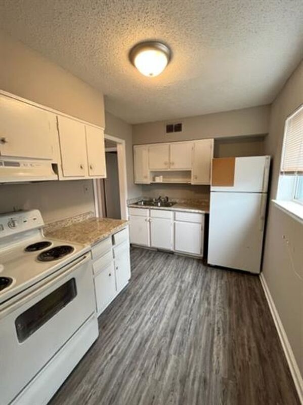 Primary Photo - 150 N McLean Blvd