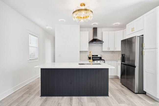 Building Photo - Fully Renovated Downtown Charleston Home