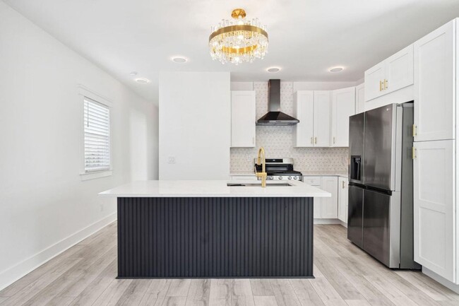 Building Photo - Tastefully Renovated Downtown Charleston Home