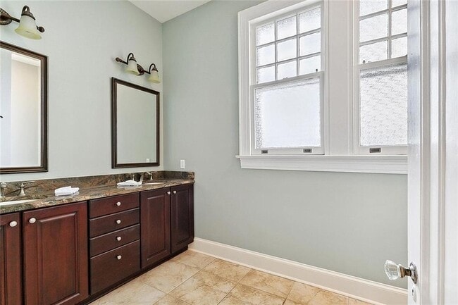 Building Photo - 30 Fontainebleau Dr