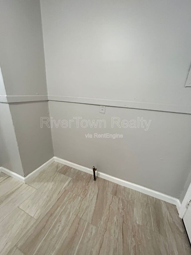 Building Photo - 1070 E Walthal Cir