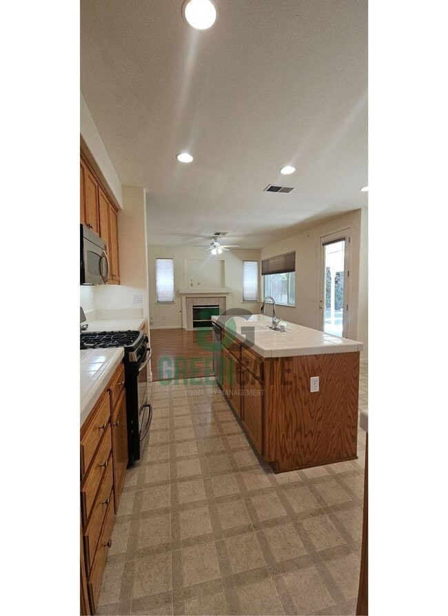 Building Photo - Beautiful 4 Bedroom, 3 Bathroom Home in Tr...