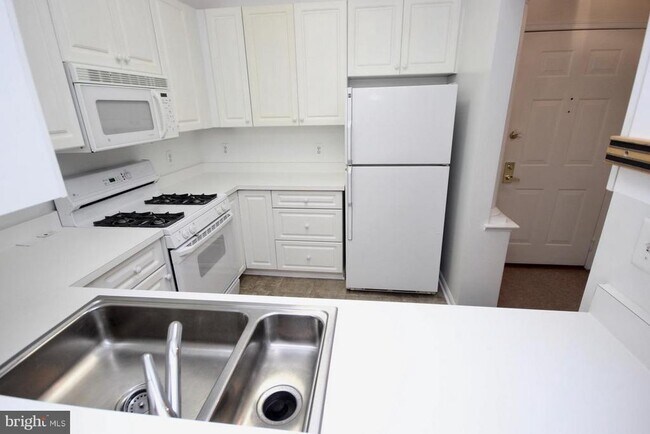 Building Photo - 7000 Falls Reach Dr