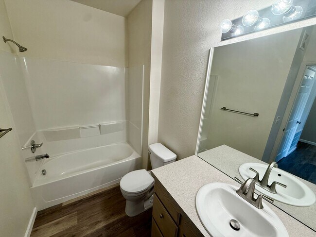 Building Photo - Beautiful,  2 Bed/2 Bath Condo in High Pla...