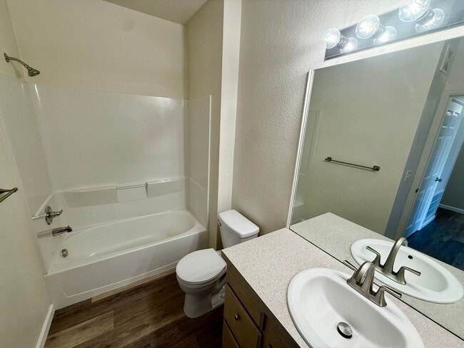 Building Photo - Beautiful,  2 Bed/2 Bath Condo in High Plains Village