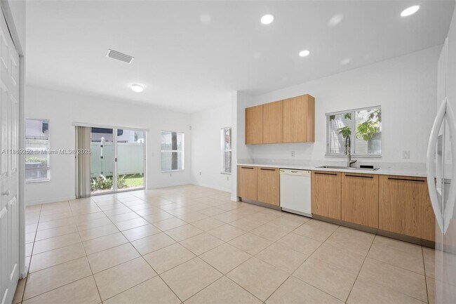 Building Photo - 3019 NW 30th Ave