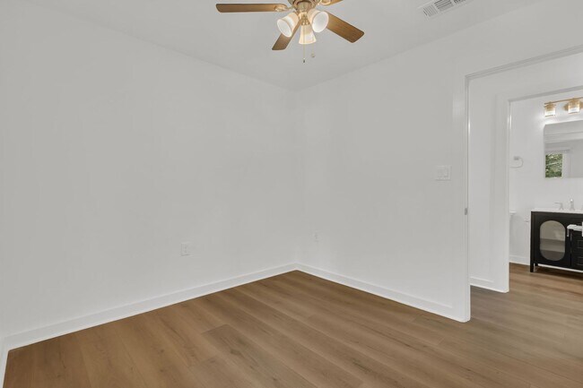 Building Photo - Newly Renovated Beauty!