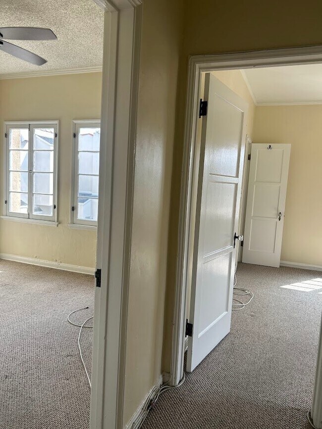 Building Photo - 1062 Masselin Ave