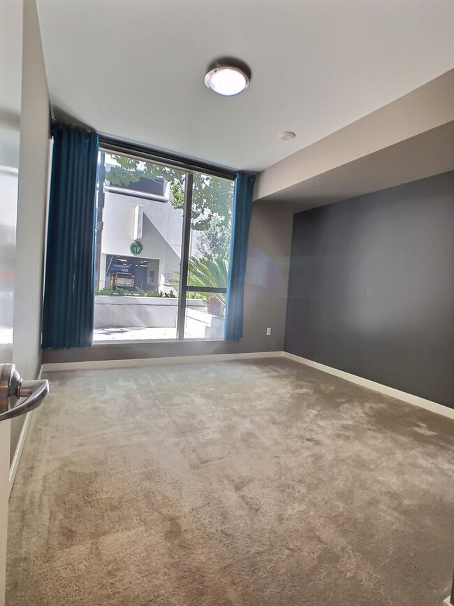 Building Photo - Luxury 1 Bedroom Condo at Axis – with Outd...