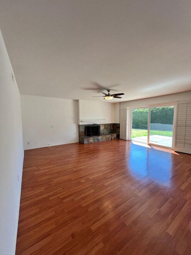 Building Photo - 3 Bed 2.5 Bath Fountain Valley Beauty Now Available