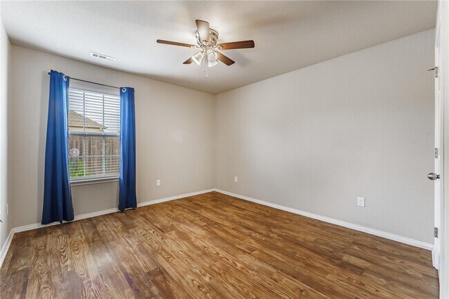 Building Photo - 530 Lasso Ln