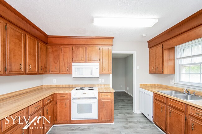 Building Photo - The living is easy in this 3 bedroom, 2 ba...