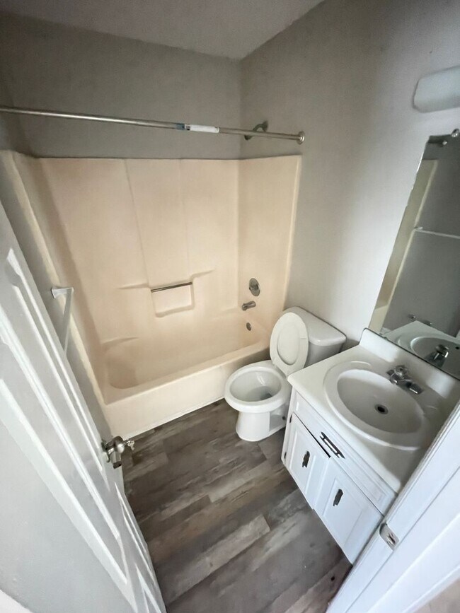 Building Photo - Southern Villas 33