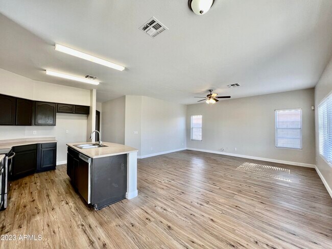 Building Photo - 837 W Ivanhoe St