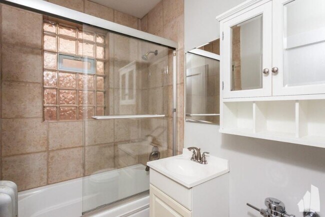 Building Photo - 1 bedroom in Chicago IL 60657