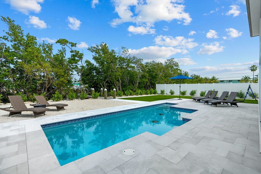 Building Photo - 83 Pescayo Ave