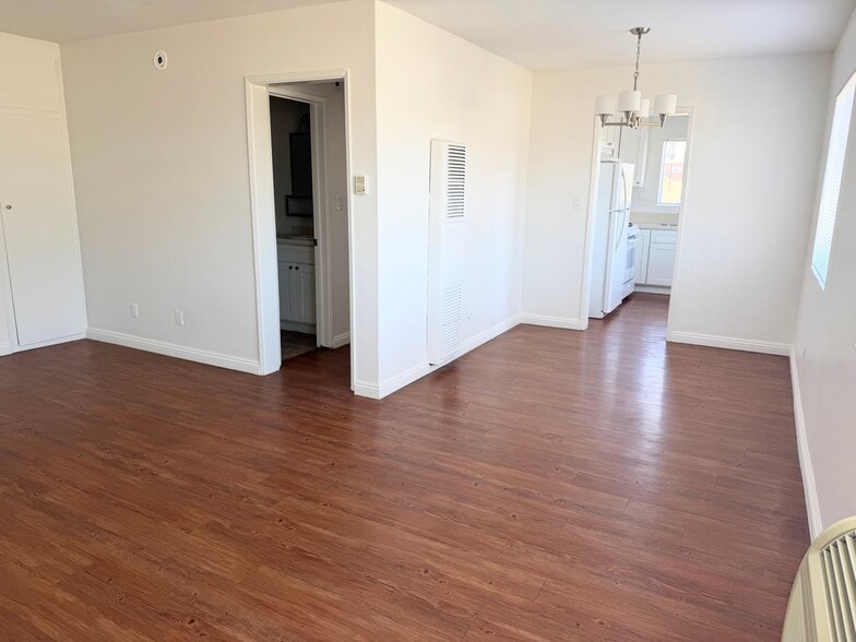 Building Photo - 508 N Kenmore Ave