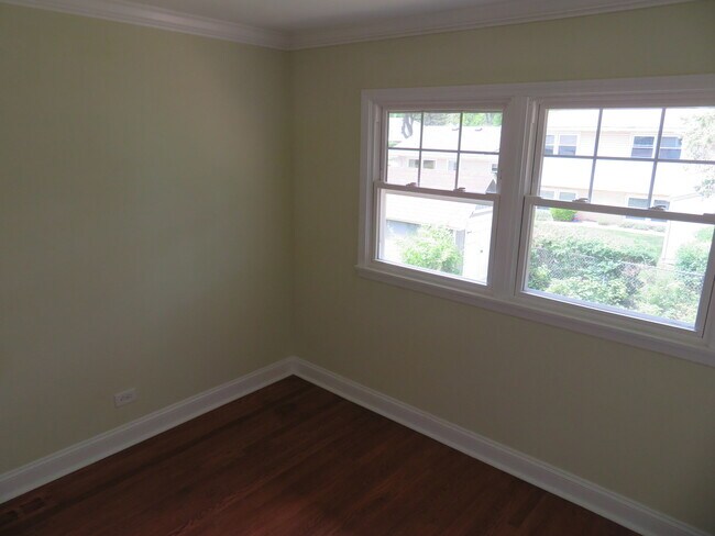 Building Photo - 932 Brantwood Ave