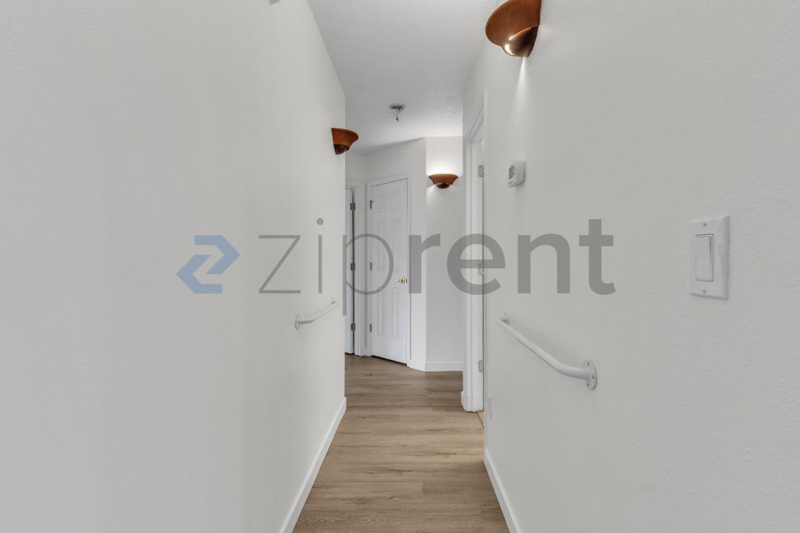 Building Photo - 9904 NE 27th Ct