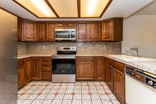 Building Photo - Charming home with Golf Course Views!!!
