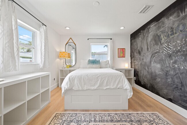 Building Photo - 425 10th Ave