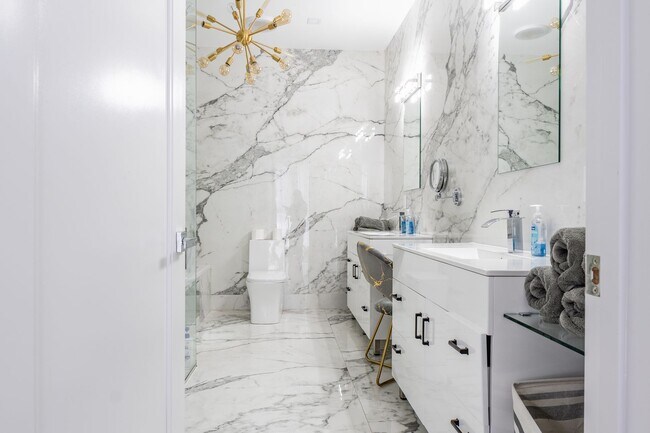 Building Photo - Modern Mountain Retreat with Rooftop Hot Tub – Flexible Lease Options