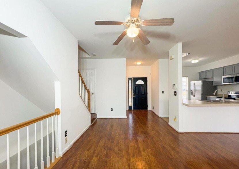 Living area - 8153 Telegraph Rd