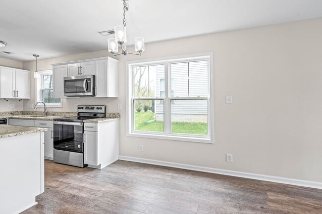 Building Photo - Dog Friendly Three Bedroom!