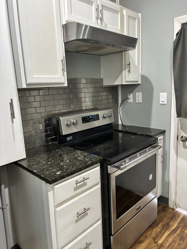 Building Photo - "Conveniently located 1-Bedroom with Full Bath in the Heart of Kingston!"