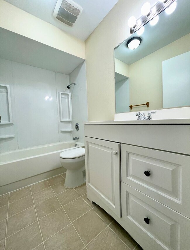 Building Photo - Montavilla 2 Bedroom Top Floor Unit- Great...