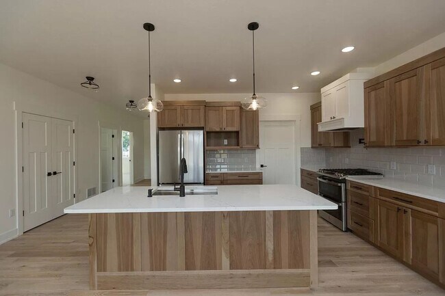 Building Photo - Luxury Townhome in Quiet Neighborhood