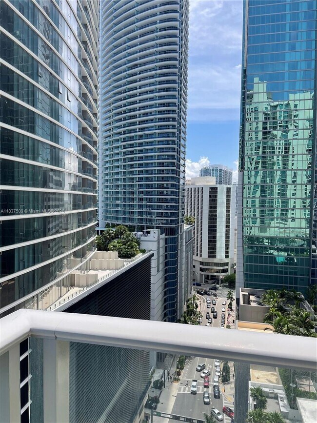Building Photo - 300 S Biscayne Blvd