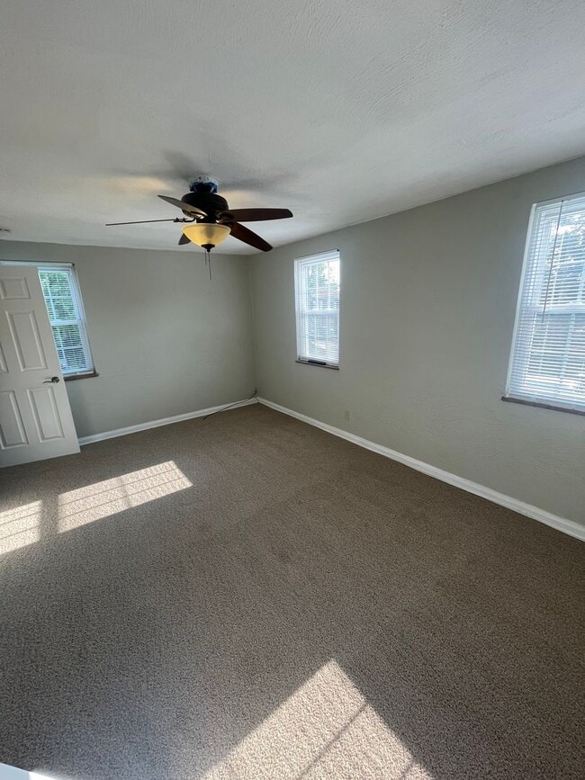 Building Photo - Townhouse on Spacious Corner Lot
