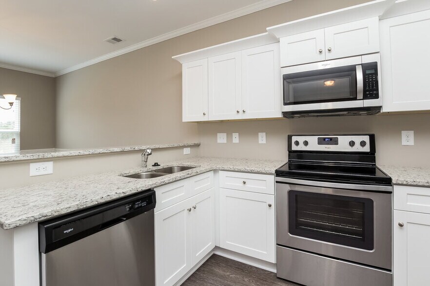 Building Photo - 601 Fieldcrest Dr