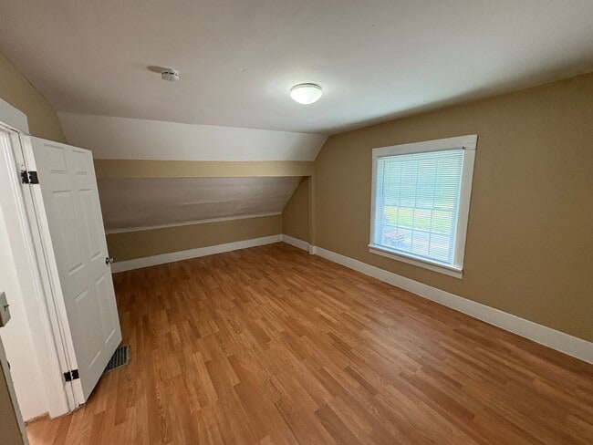 Building Photo - Home w/ Huge 2-stall Garage