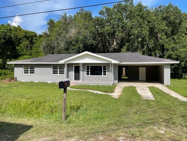 BEAUTIFUL MODERN HOMR FOR RENT - 112 Big Apple Rd