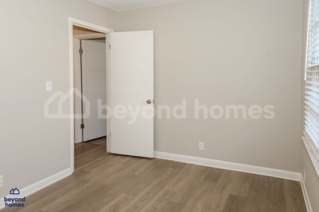 Building Photo - Beautifully Modernized 3 bedroom / 2 full ...