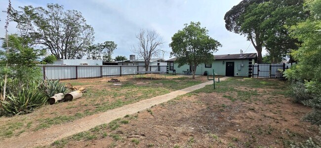 Building Photo - 600 Zeneta Ave