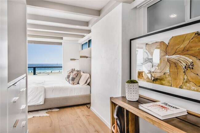 Building Photo - 816 The Strand