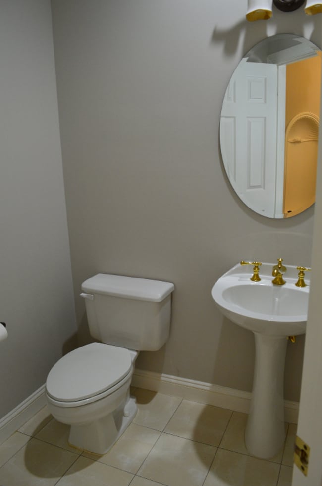Building Photo - Large Townhouse 3 Bedroom 2 Full Baths and...
