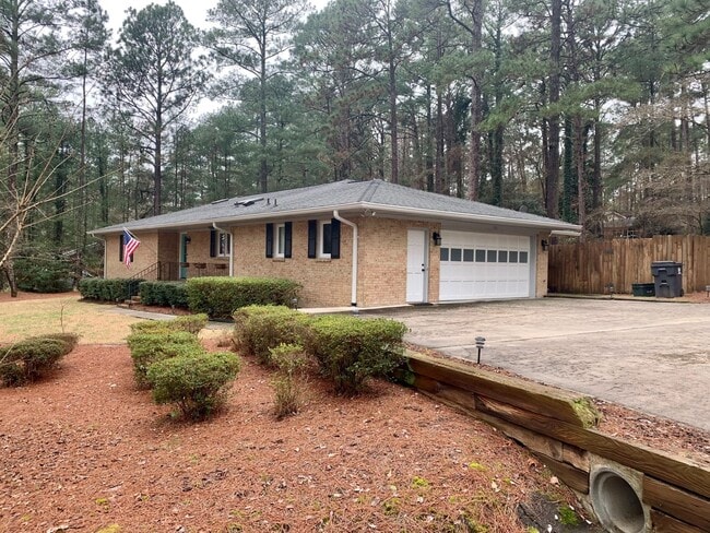 Building Photo - Charming Southern Pines Home on a Spacious...