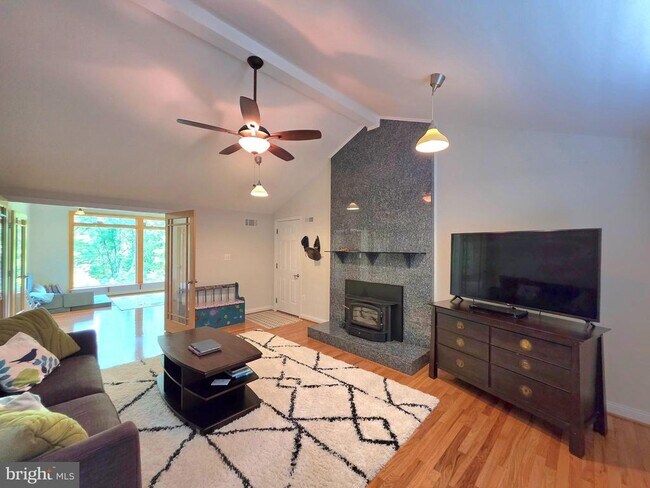 Building Photo - 10930 Howland Dr