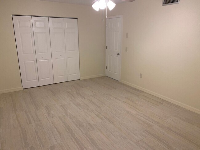 Building Photo - 2385 Poinsettia Dr