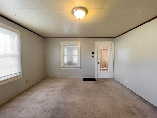 Building Photo - Washer and Dryer Hook Ups