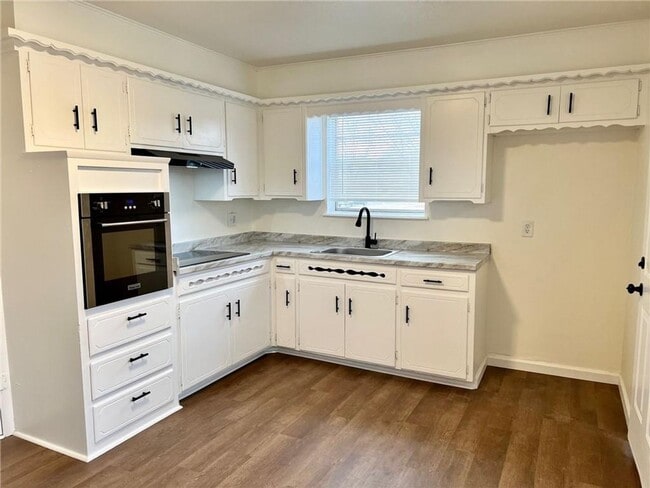 Building Photo - Super cute corner lot!