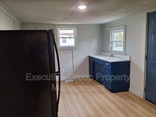 Building Photo - 1548 Hargan St