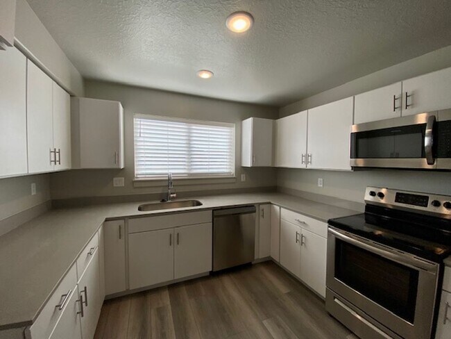 Building Photo - APARTMENT IN GREAT LOCATION FOR RENT!