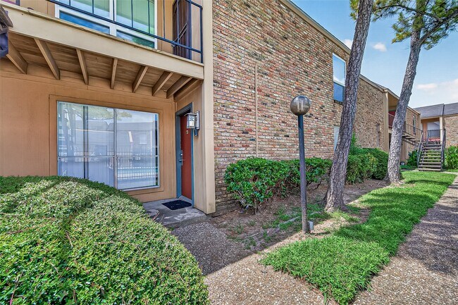 Building Photo - 3303 W Greenridge Dr