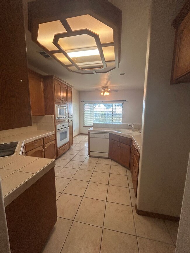 Building Photo - Large welcoming space in the Country waiting for you